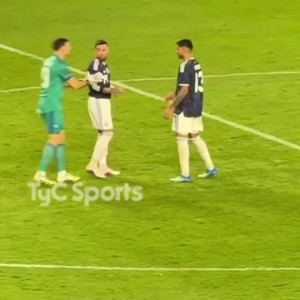 华体会-氛围真好！梅西招手让点奥塔门迪不想罚，大马丁和罗梅罗推他上前